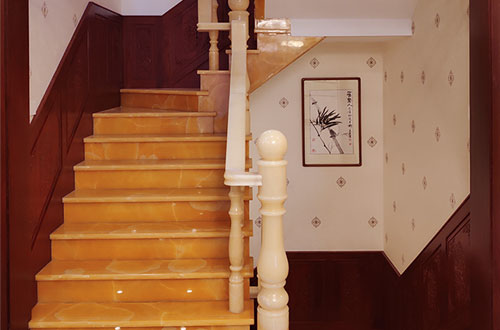 内黄中式别墅室内汉白玉石楼梯的定制安装装饰效果